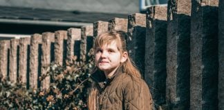 Mellem guidning og frihed vokser Elinas selvstændighed Elina tager så småt skridt mod voksentilværelsen. Det giver både diskussioner og grin i hjemmet i Burkal.