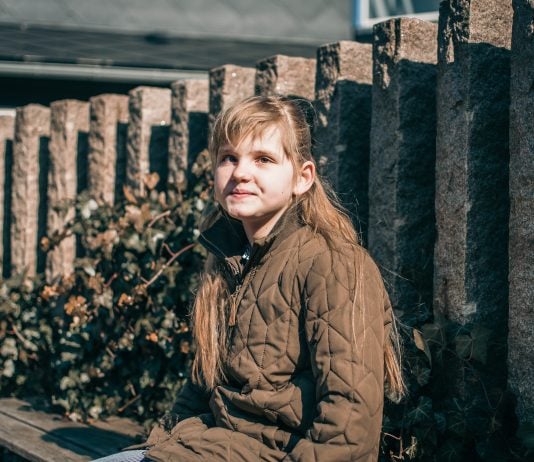 Mellem guidning og frihed vokser Elinas selvstændighed Elina tager så småt skridt mod voksentilværelsen. Det giver både diskussioner og grin i hjemmet i Burkal.