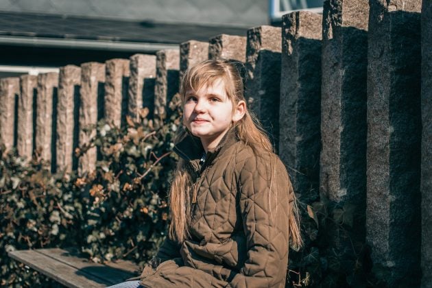 Elina tager så småt skridt mod voksentilværelsen. Det giver både diskussioner og grin i hjemmet i Burkal.