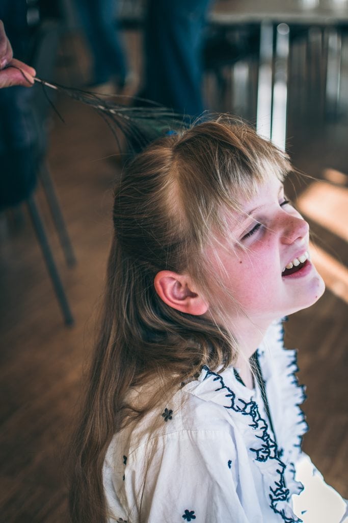 Selvom Elina er ved at blive teenager, viser levnene fra hendes barndom sig stadig, n&aring;r hun leger derhjemme. 