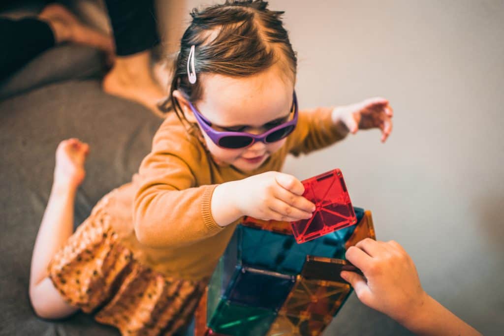 Lykke går altid med tonede briller, der sørger for, at hun ikke oplever lys som ubehageligt.