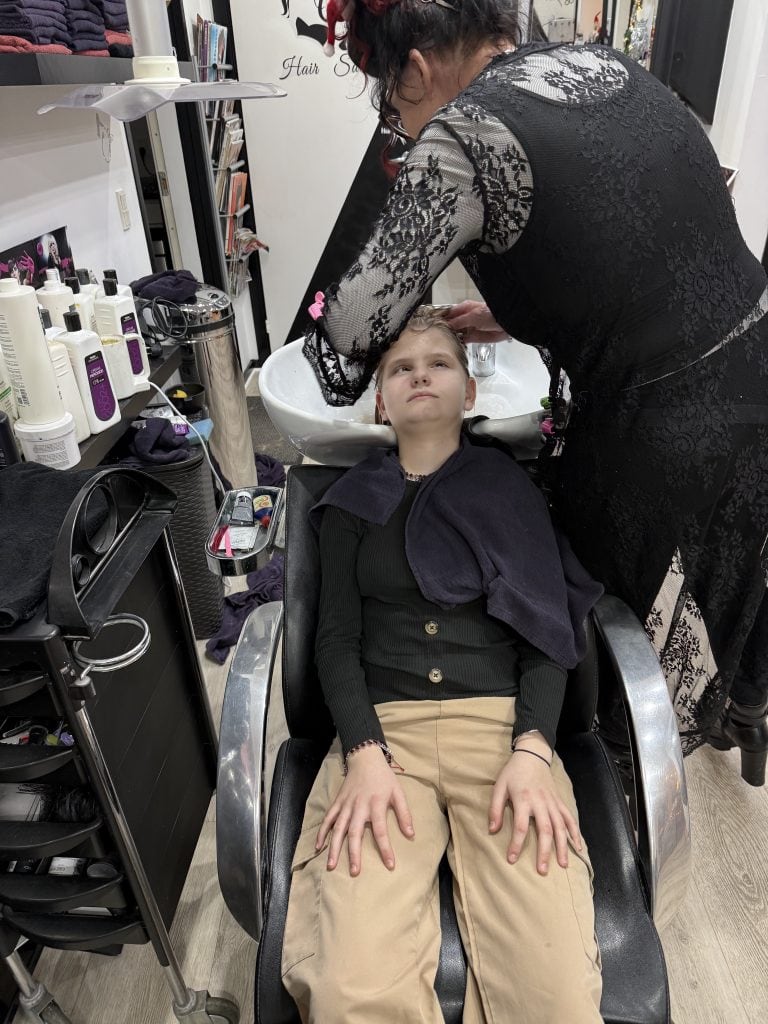 Elina g&aring;r meget op i sit h&aring;r, og det er vigtigt for hende at komme til fris&oslash;r. Her ligger hun hos fris&oslash;ren og er ved at f&aring; vasket h&aring;ret. 