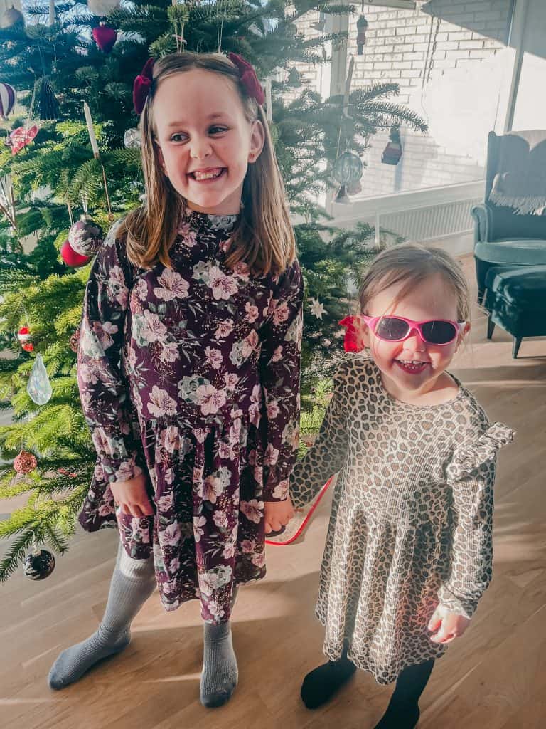 Det var vigtigt for familien at nå at komme på plads i det nye hus tids nok til at få skabt julestemning og holde jul. Det lykkedes heldigvis. Her står storesøster Karla og Lykke foran juletræet