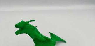 Plastik, koder og drage med én vinge En skriggrøn drage-figur på hvid baggrund. Den er skabt ved hjælp af 3D-priint