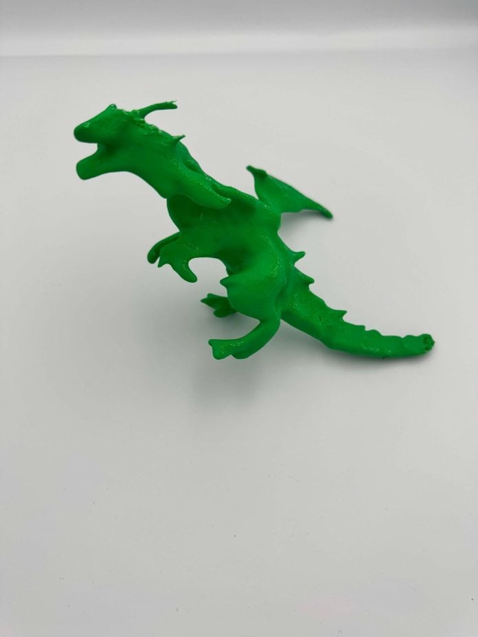 En skriggrøn drage-figur på hvid baggrund. Den er skabt ved hjælp af 3D-priint