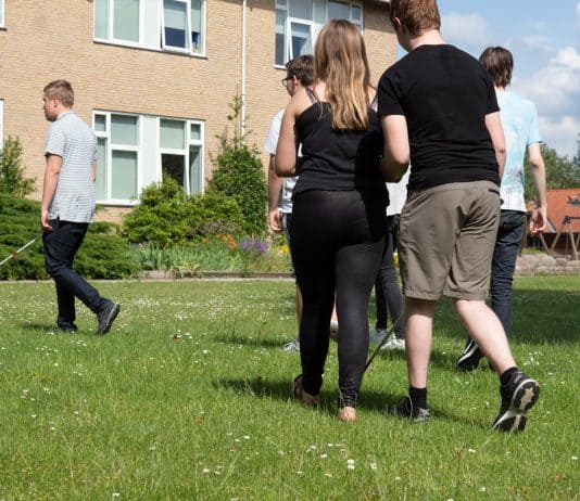Et efterskoleophold til forskel En gruppe unge med blindestok går over græsplænen ved efterskolen på Synscenter Refsnæs