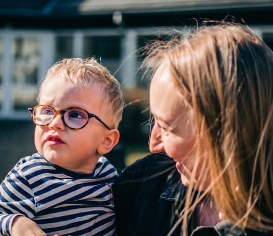 Otto kan høre svanerne på himlen Med Ottos synshandicap har Karen og Mikkel lært ikke at tage tid med deres børn for givet.