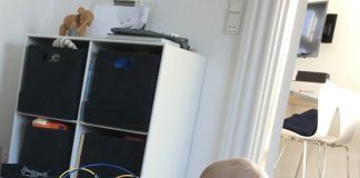 En fantastisk og gratis skattekiste Sebastian Ringsing sidder som stor baby på gulvet og leger med et farverigt aktivitetsstativ med kugler