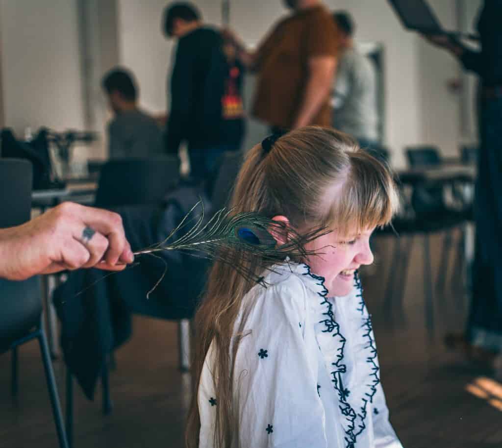 I skolen oplever Elina, at hun ikke f&aring;r den hj&aelig;lp af klassekammeraterne, hun gerne vil have. 