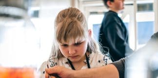 Usynlige Elina: “Det er som om, at jeg ikke eksisterer” For mange er teenageårene der, hvor det sociale får alvor bliver vigtigt. Men Elina føler sig ikke set af sine klassekammerater.