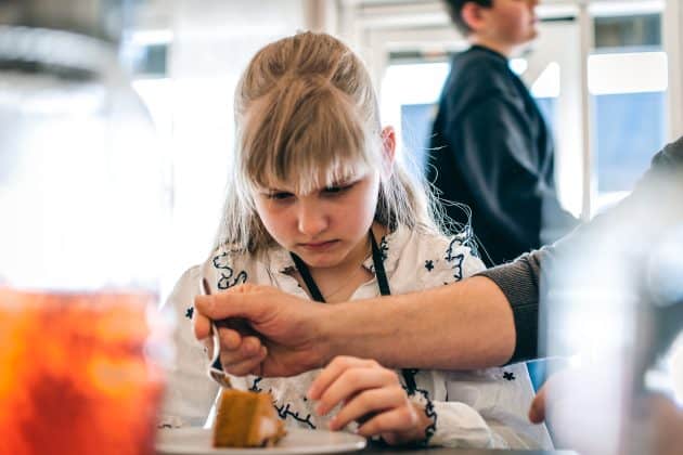 For mange er teenageårene der, hvor det sociale får alvor bliver vigtigt. Men Elina føler sig ikke set af sine klassekammerater.