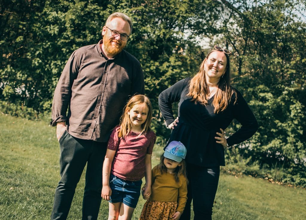 Lykke er glad for at have sine mørke solbriller på og har også et hav af kasketter. Derfor ser folk sjældent hendes øjne.