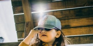 Blikke og kommentarer om Lykkes helt mørke solbriller: “Nogle gange er det bare smile and wave” Når lyset er skarpt, er de mørke solbriller vigtige for Lykke.