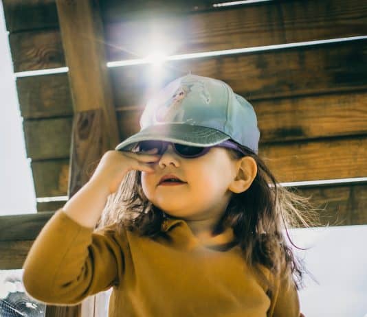 Blikke og kommentarer om Lykkes helt mørke solbriller: “Nogle gange er det bare smile and wave” Når lyset er skarpt, er de mørke solbriller vigtige for Lykke.