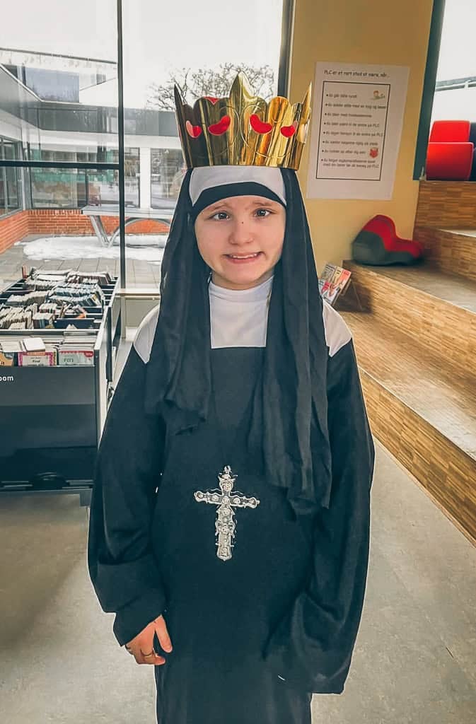 Udkl&aelig;dt som nonne til fastelavn endte Elina med at blive kattekonge og f&aring; krone p&aring;. 