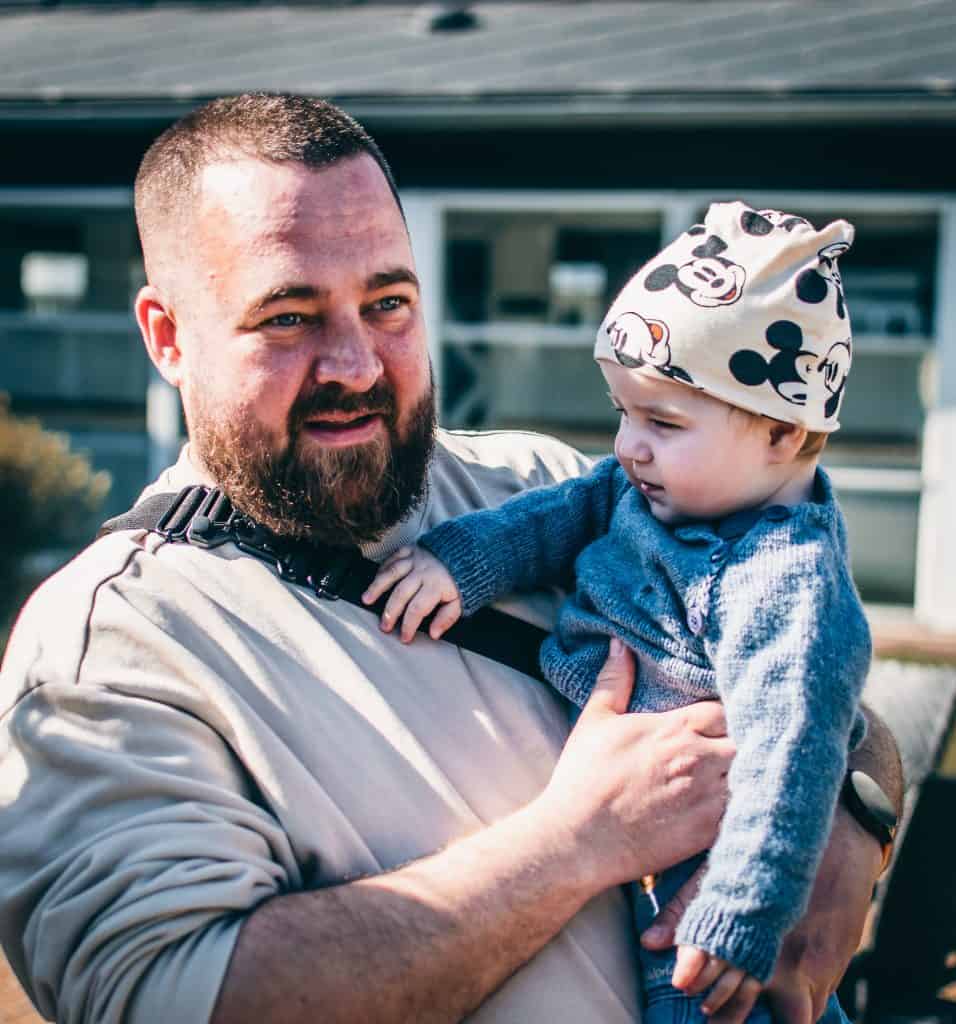 Kåre holder Vester, der er iført uldtrøje og Mickey Mouse-hue
