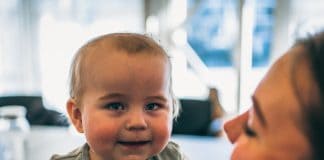 Vester skal vokse op med følelsen af at være elsket – ikke følelsen af at være anderledes En smilende Vester kigger direkte i kameraet, mens han sidder hos sin mor