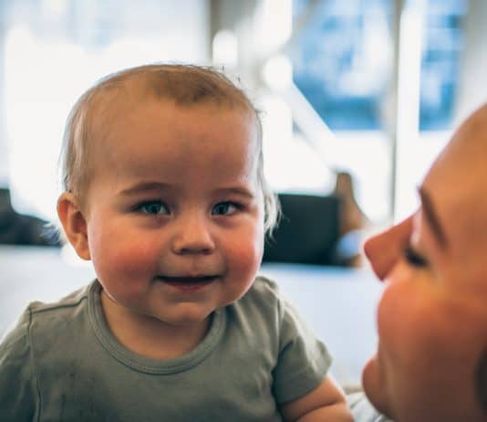 Vester skal vokse op med følelsen af at være elsket – ikke følelsen af at være anderledes En smilende Vester kigger direkte i kameraet, mens han sidder hos sin mor