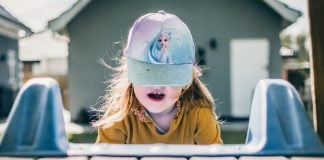 Lykkes mormor: Jeg er både mormor og pædagog – og det er jeg resten af livet Lykke har altid fart på. Her er hun ved at kravle op ad rutsjebanen i deres gamle hjem.