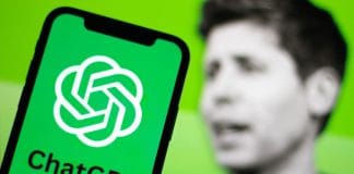 Se verden med AI en person kigger på en mobil, hvorpå der står ChatGPT