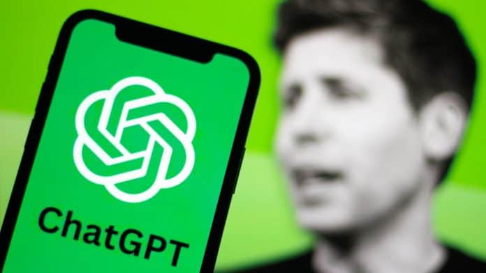 en person kigger på en mobil, hvorpå der står ChatGPT