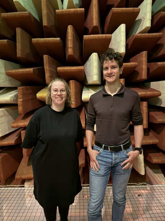De to ph.d.studerende fra Aalborg Universitet Max Væhrens og Stine Froulund Astorp står foran nogle akustiske plader