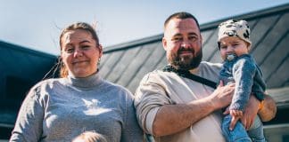 Her er de ting, Rebecca og Kåre gerne selv ville have vidst, da deres liv væltede Rebecca med Kastanie foran sig. Ved siden af står Kåre med Vester i armene.