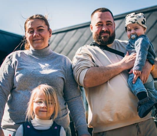 Her er de ting, Rebecca og Kåre gerne selv ville have vidst, da deres liv væltede Rebecca med Kastanie foran sig. Ved siden af står Kåre med Vester i armene.
