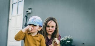 Kan man glemme sit barns synshandicap? Lykke og Karla på terrassen i deres gamle hus blot 700 meter fra det nye.
