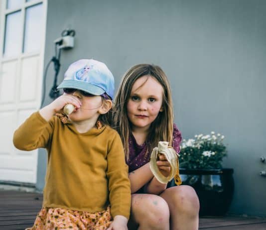 Kan man glemme sit barns synshandicap? Lykke og Karla på terrassen i deres gamle hus blot 700 meter fra det nye.