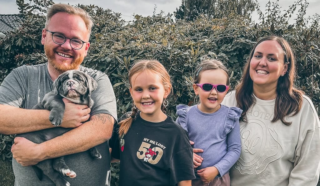 Hele familien er samlet med den nytilkomne hund, Bo, i armene på Tony.